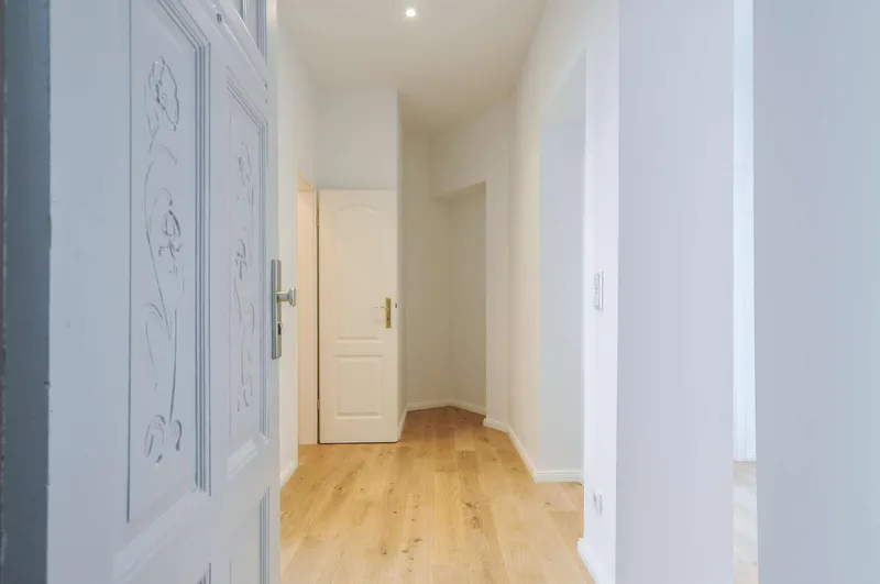 Altbauwohnung mit Holzboden, Wohnküche & 2 Balkonen — photo 1
